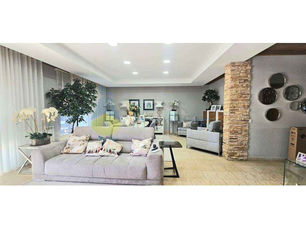 Moradia T4 com 260m2 de área e cave de 95m2, localizada no Monte da...-9