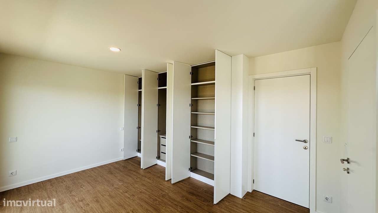 ÚNICO - T3+1 Novo, Último Piso, c/ Varandas e Garagem 3 automóveis-19