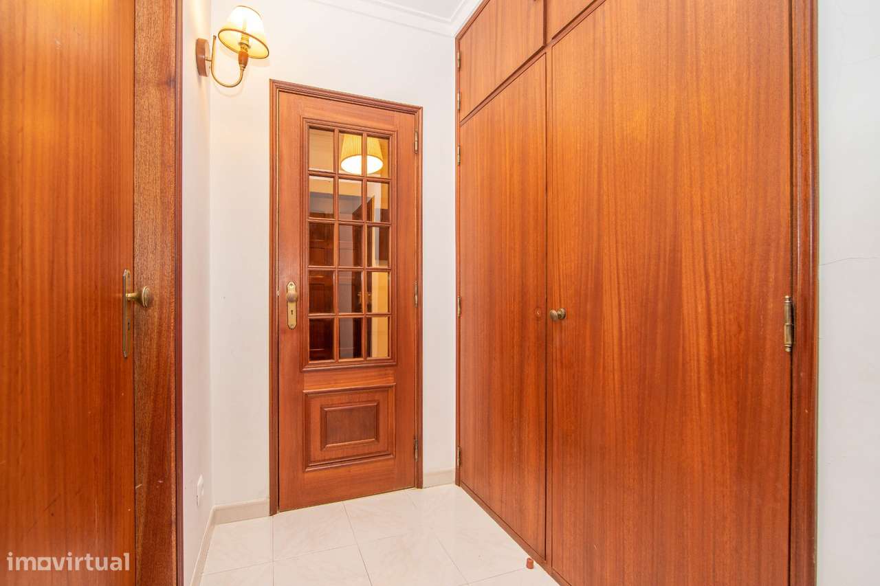 Quarto c/ acesso a varanda em Almada, Sobreda, Vale de Grou - Grande imagem: 4/7