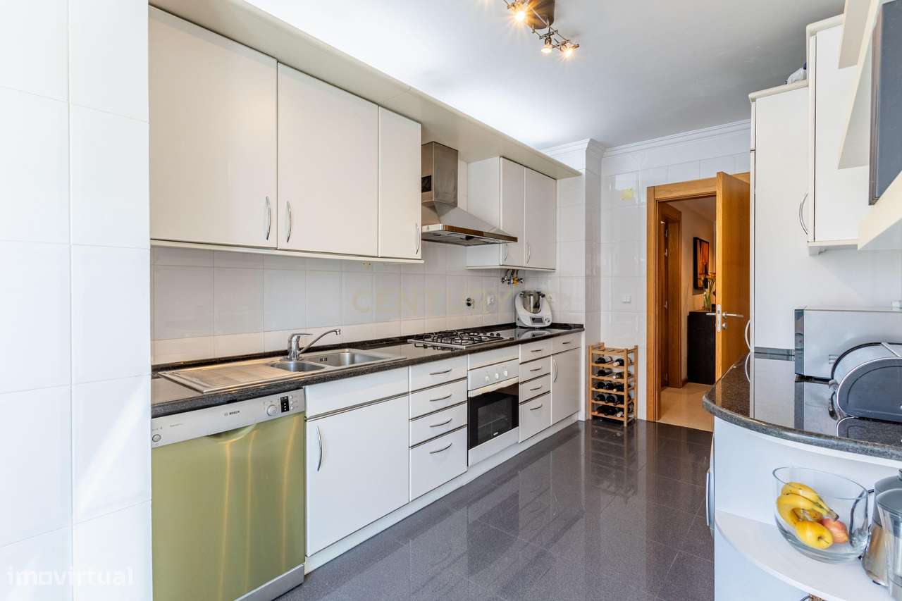 T2 com varanda, arrecadação e lugar de garagem – Rua São Bento Menni,-10