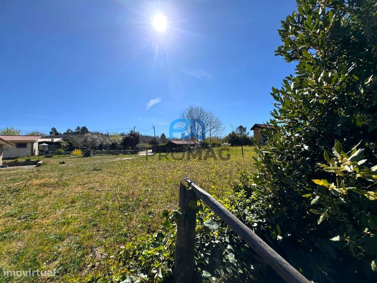 Moradia com excelente área, piscina e plena privacidade-11