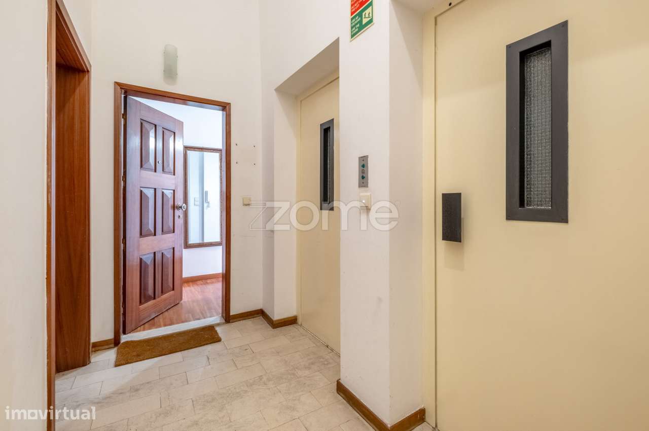 Apartamento T2 com lugar de garagem na Praça das Flores, Porto - Grande imagem: 2/32