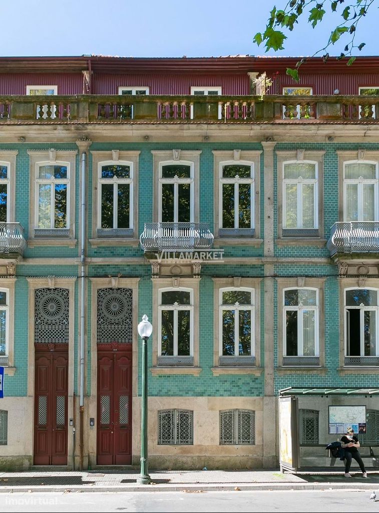 Palacete de tipologia T6 localizada na famosa Praça Marquês no Porto.