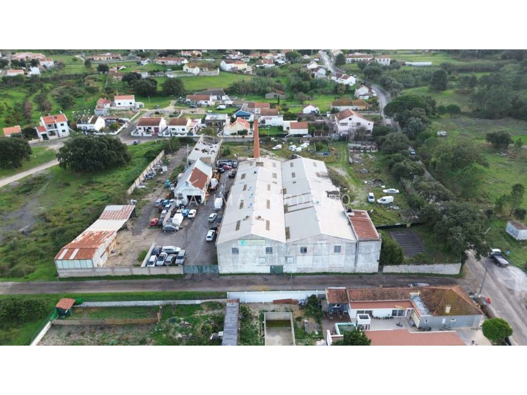 Antiga Fábrica à Venda em Coina - Ideal para Fins Industriais

Es...-9