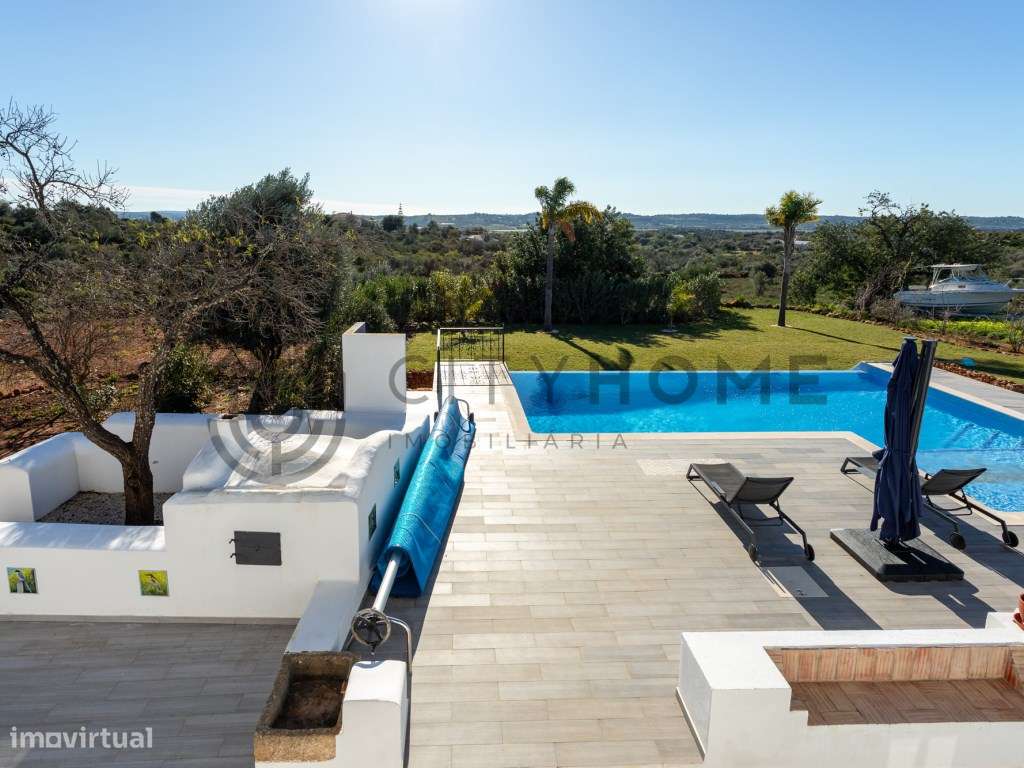 Moradia T4 com piscina infinita em terreno amplo em Silves-36