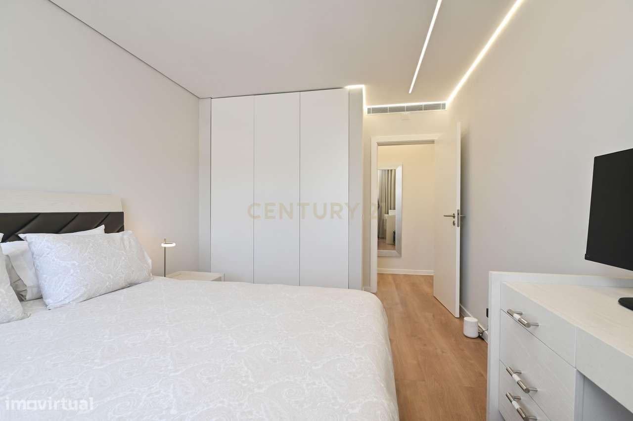 Apartamento Renovado em Cascais com Terraço e Garagem-12