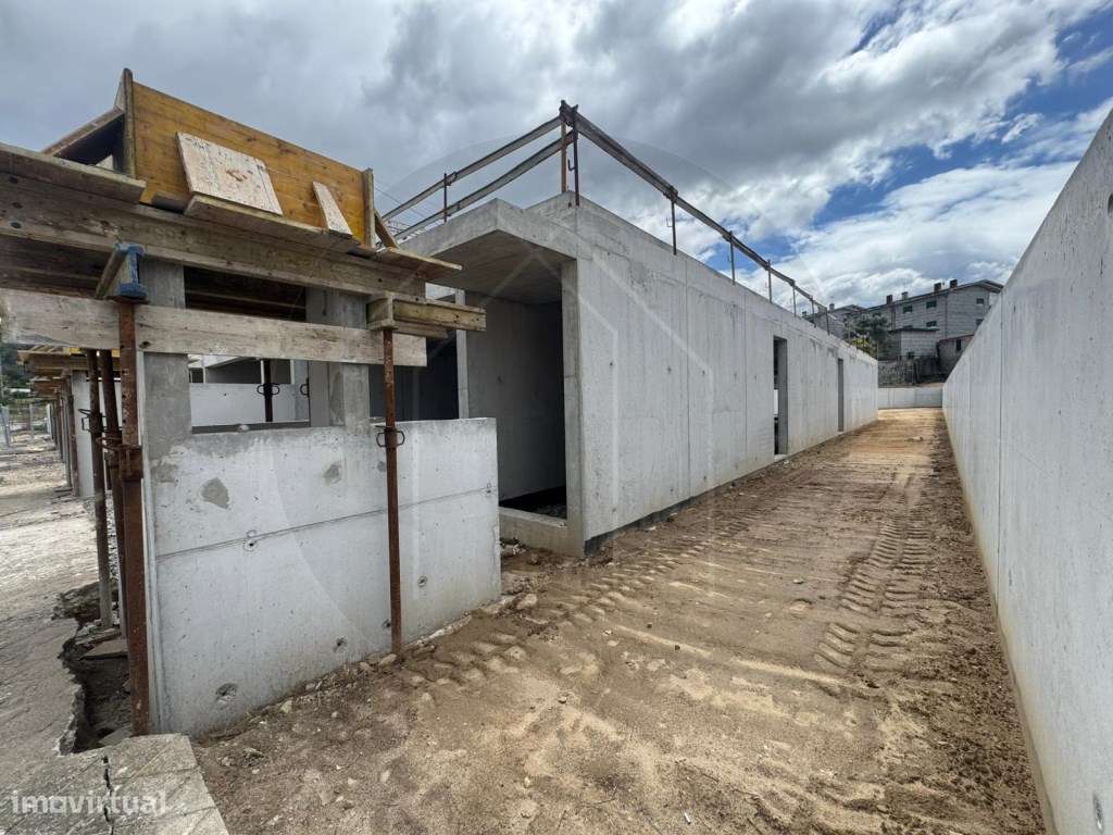 Moradia T3 Térrea de Arquitetura Contemporânea com Jardim Privativo...-17