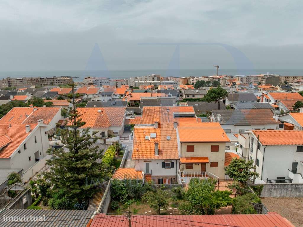 Moradia T3 de três frentes a apenas 400 metros da praia de Mindelo-25