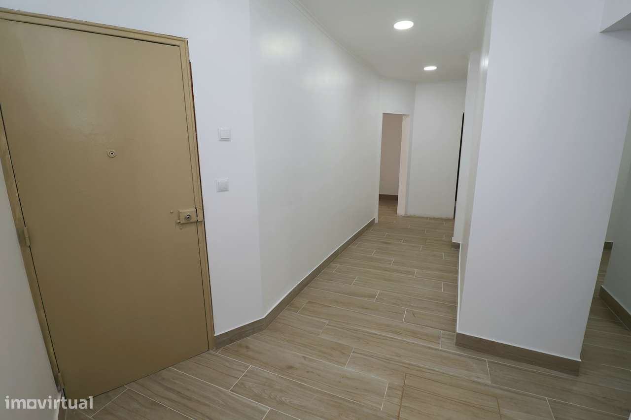 Venda de atelier convertido em habitação a estrear T4 Venteira Amadora-14