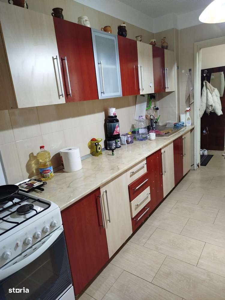 Apartament de vânzare – 3 camere, Piața Centrală, etaj 3