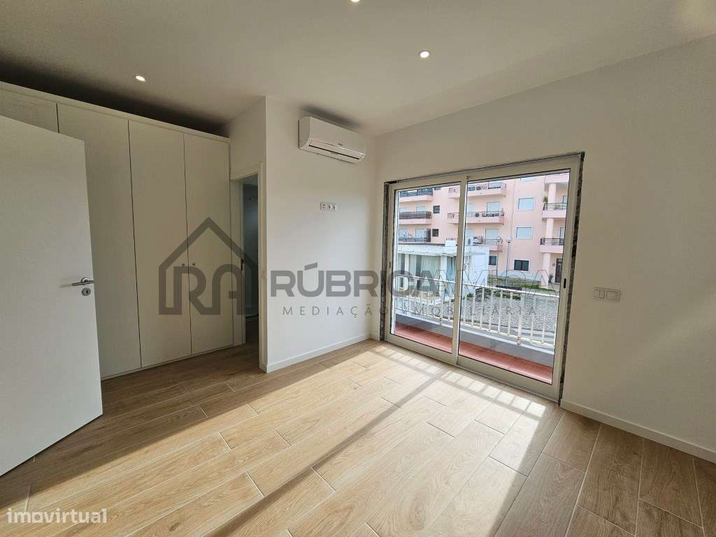 Moradia dúplex recuperada com garagem em Loulé - Grande imagem: 4/24