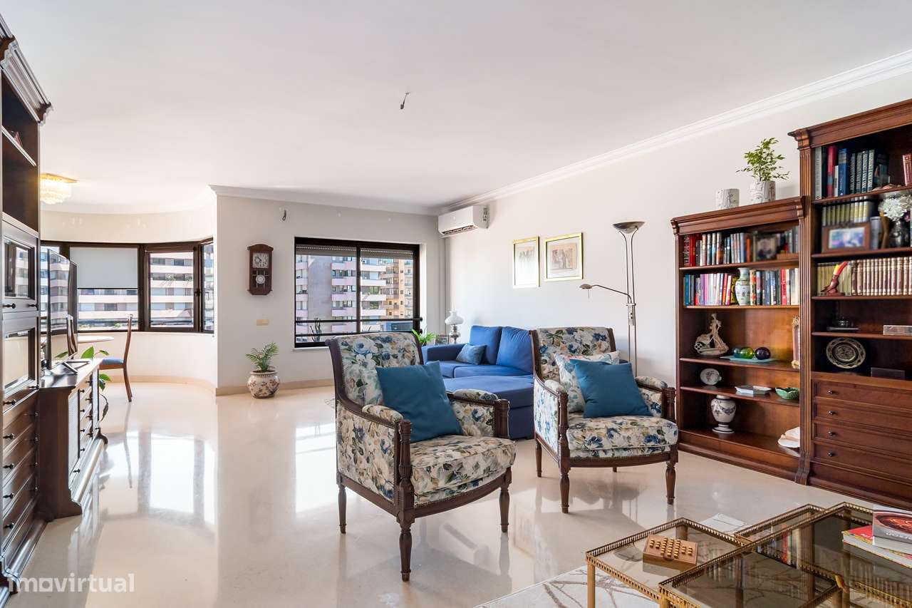 Apartamento T3+1 no Atlanta Park – Laranjeiras, Lisboa-2