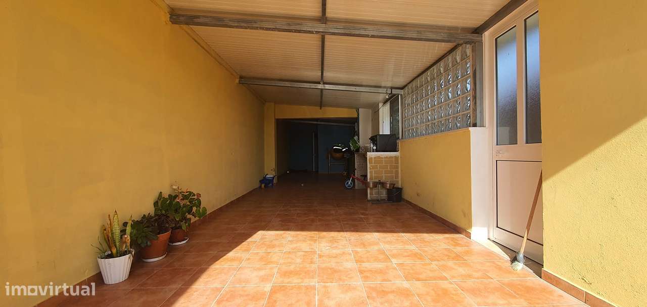 Lindíssima Moradia em Madeira inserida num terreno de 540m2 garagem-34