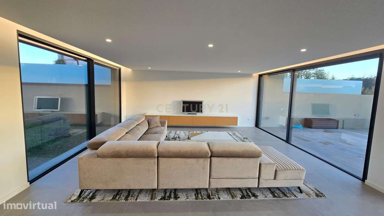 Moradia Contemporânea de Luxo em Azurara | Elegância, Privacidade e Di-13