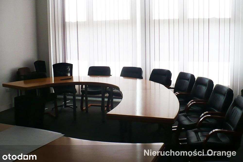 Duży budynek w centrum miasta, w pobliżu Rynku-3