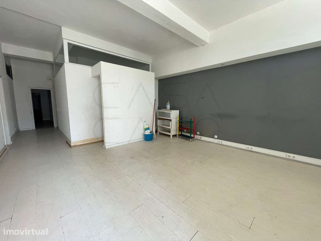 Loja com montra ampla. Disponível para Venda e Arrendamento - Grande imagem: 5/20