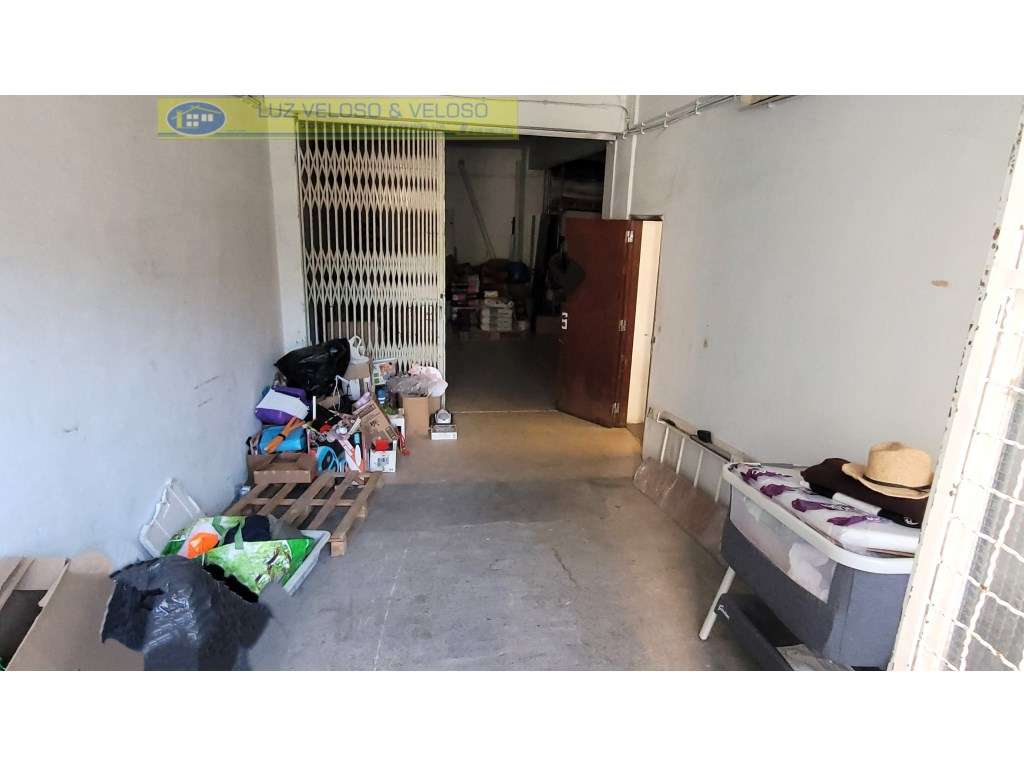 Armazém de 3 pisos, 3 entradas, 1118 m2, nas Olaias, Lisboa-27