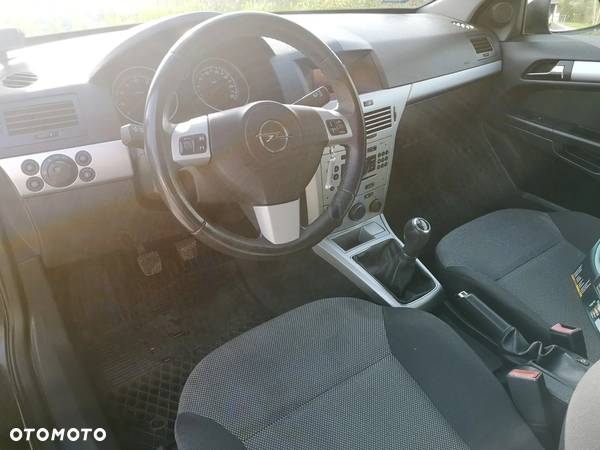 Opel Astra III GTC 1.4 Enjoy - 12