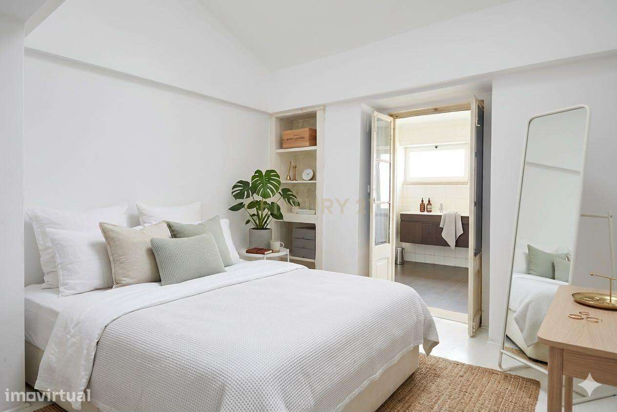 Apartamento com mezzanine e potencial de reconversão na Estrela-2