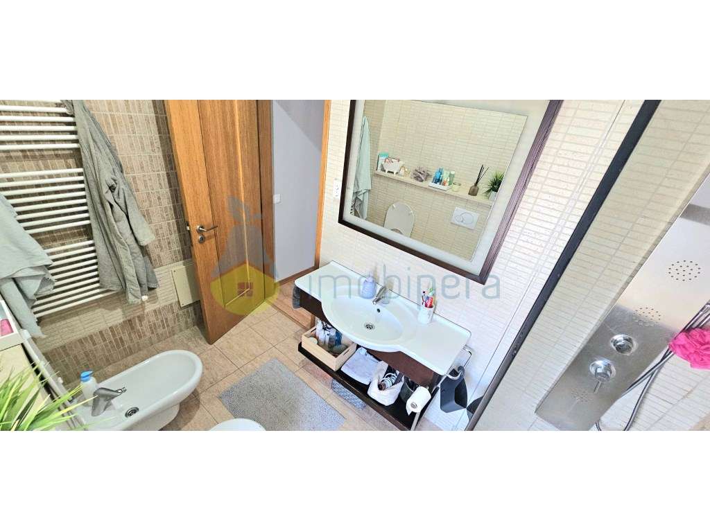 Moradia T4 com 260m2 de área e cave de 95m2, localizada no Monte da...-42