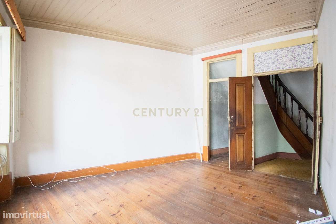 Prédio na emblemática Rua do Quebra Costas, no centro histórico de Coi-27