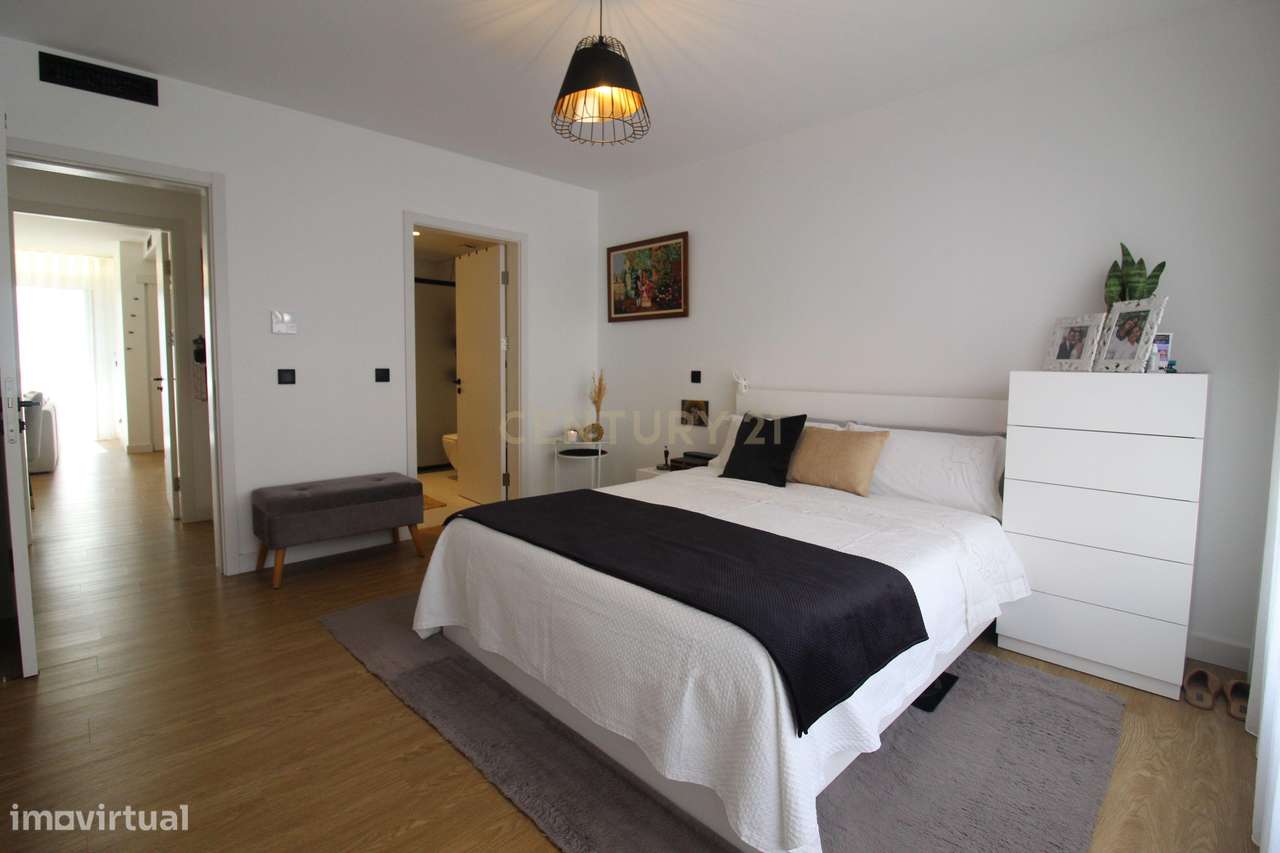 Apartamento T2 Exclusivo com Vista Mar e Localização Privilegiada-13