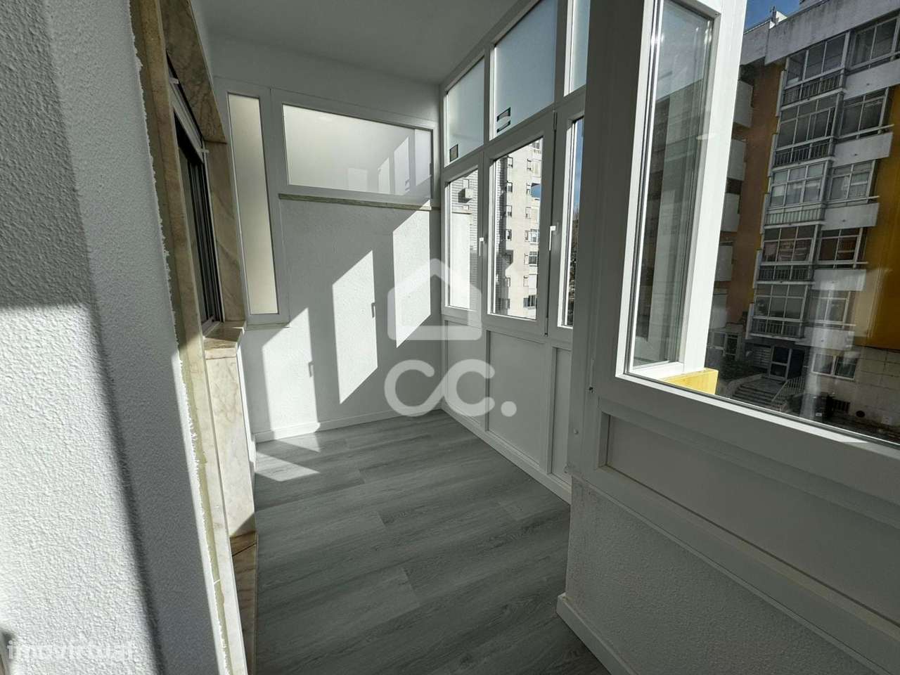 Apartamento T2 remodelado com arrecadação - Oeiras-19