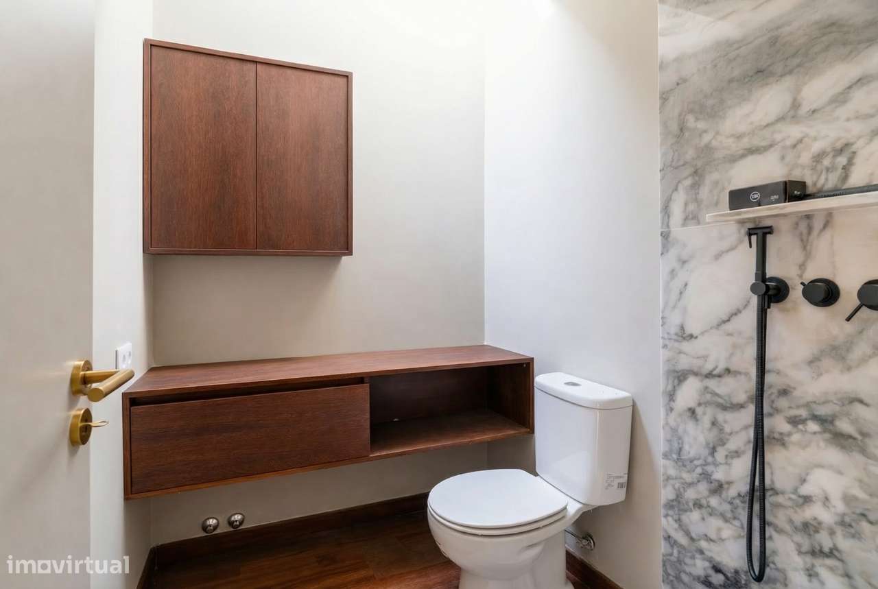 Moradia independente à venda na Foz Velha-14