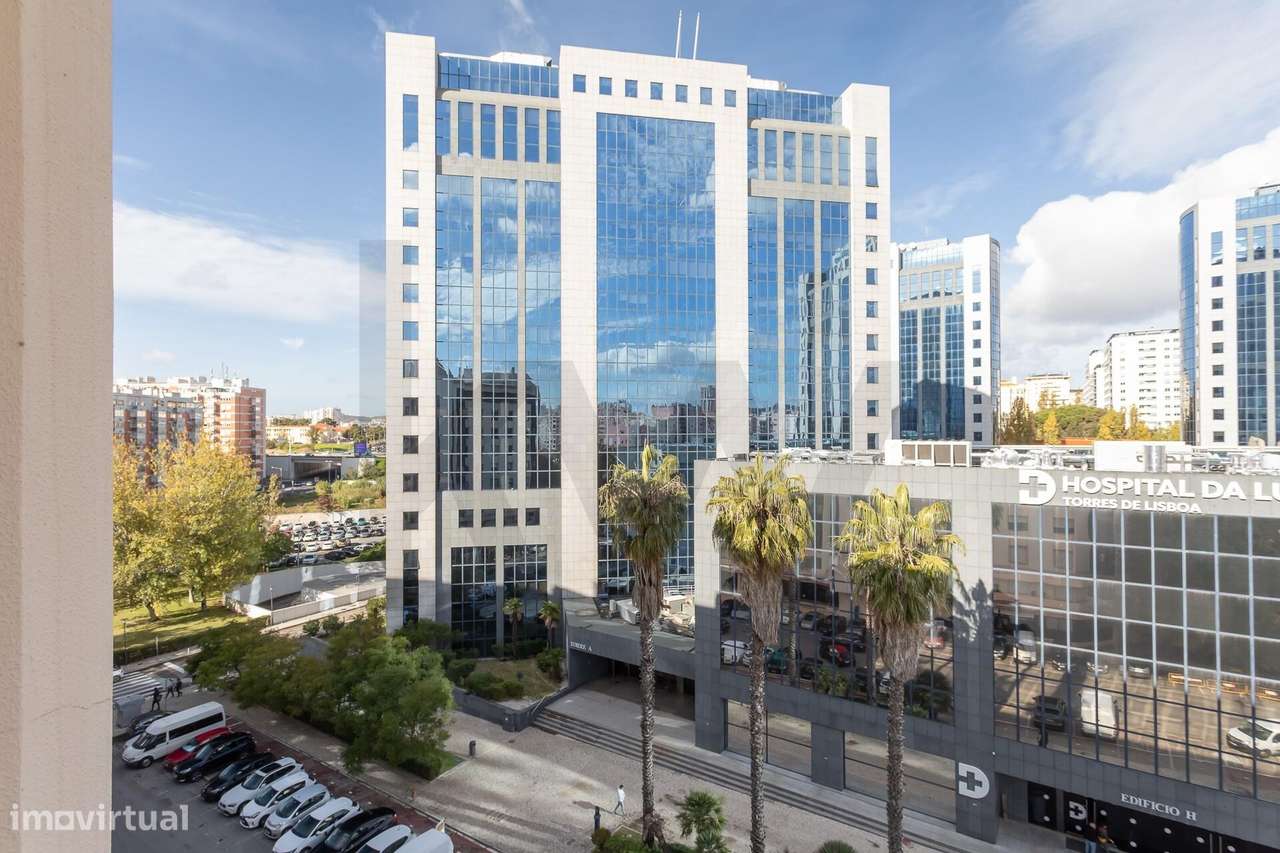 Apartamento T3 Renovado no Condomínio Torres de Lisboa | Laranjeiras S-24