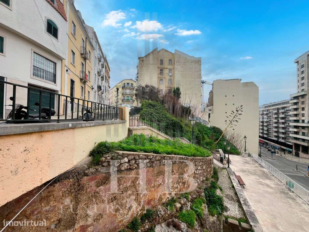 Escritório c/ Projeto para T1 na Avenida Infante Santo | Lisboa - Grande imagem: 4/37