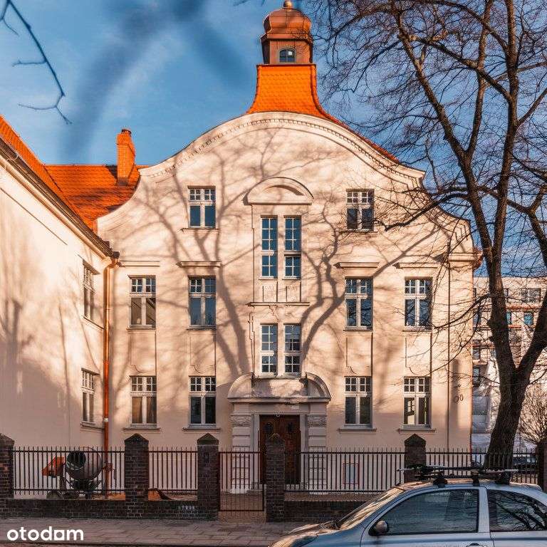 Dwupoziomowy apartament z własną przeszkloną wieżą-0