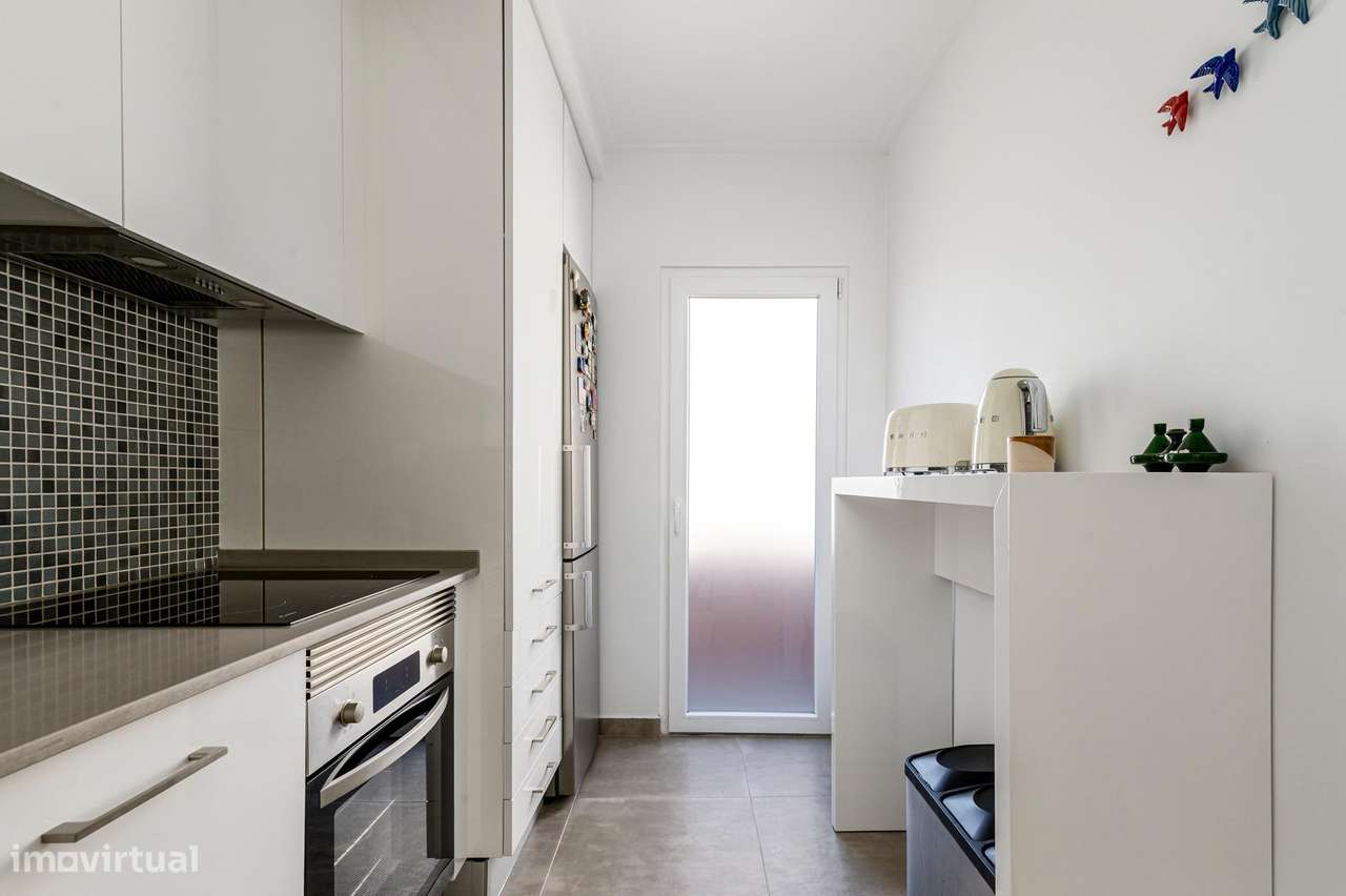 T2+1 Dúplex Remodelado com 4 Varandas e Vista Cristo Rei – Almada-11