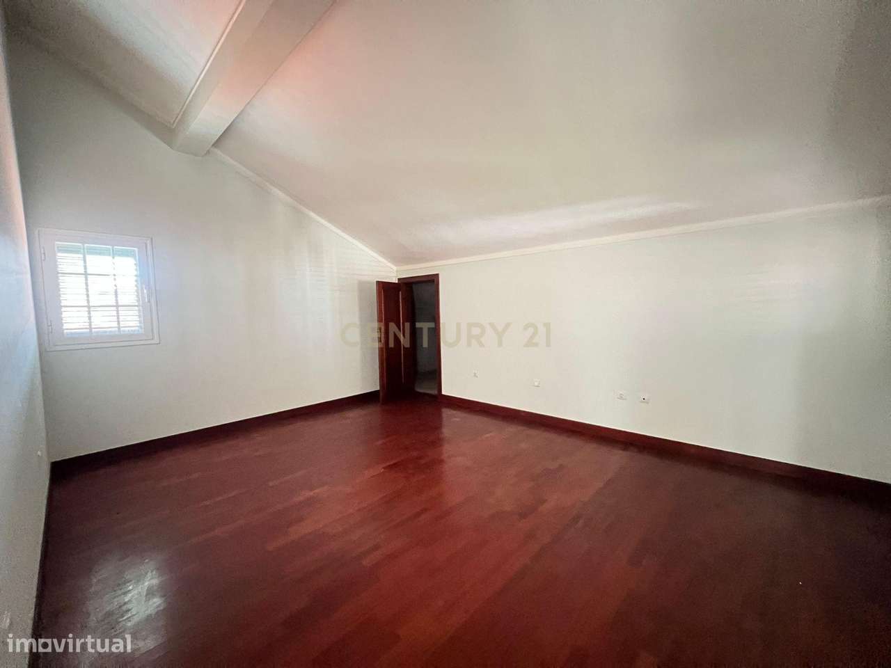 Moradia T4 com Vista Panorâmica – Conforto, Espaço e Localização Privi-28