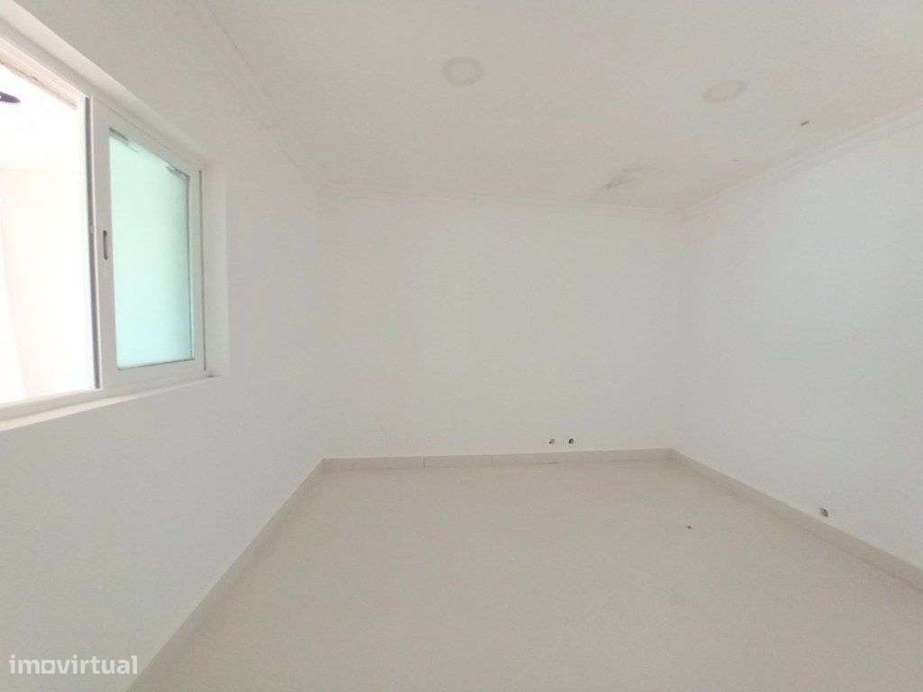 Vivenda Remodelada em Foros de Amora-17