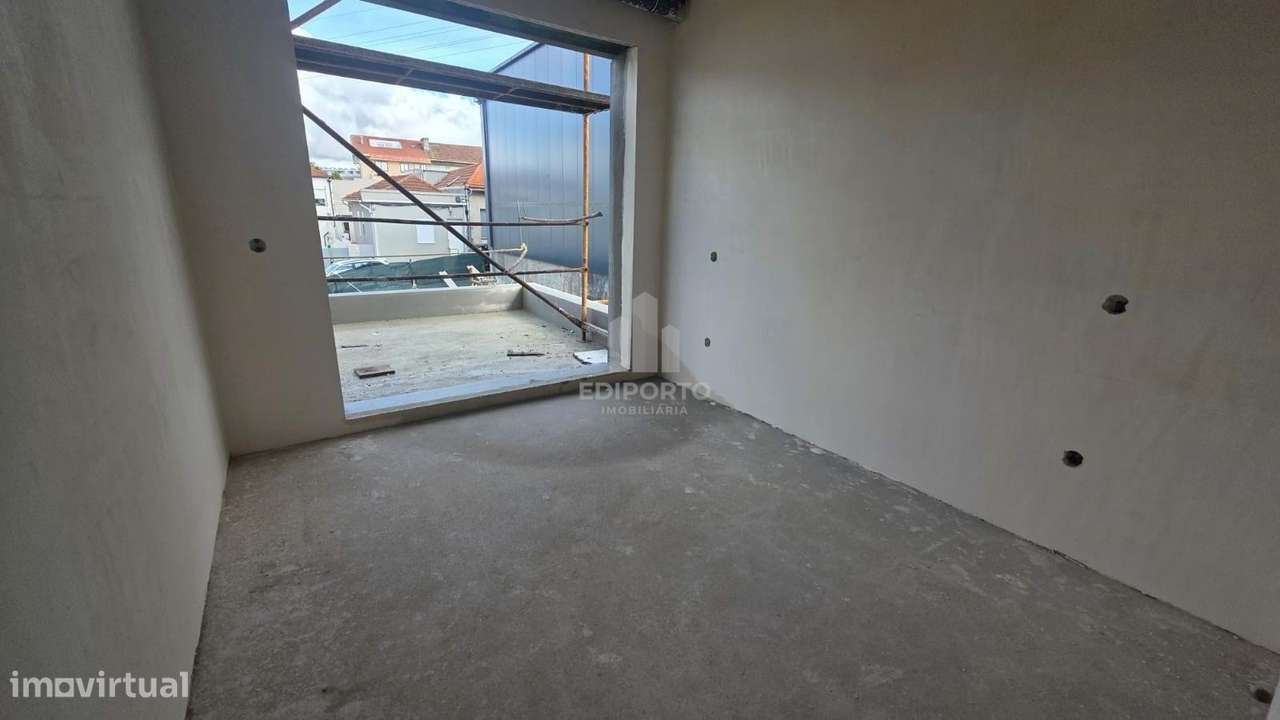 Apartamento T2 com terraço e garagem localizado a 5minutos a pé da Est-8