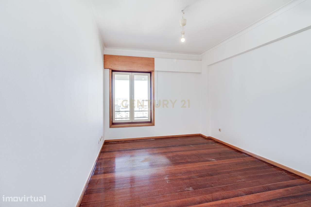 Fantástico T5 Quinta das Conchas frente ao metro-17