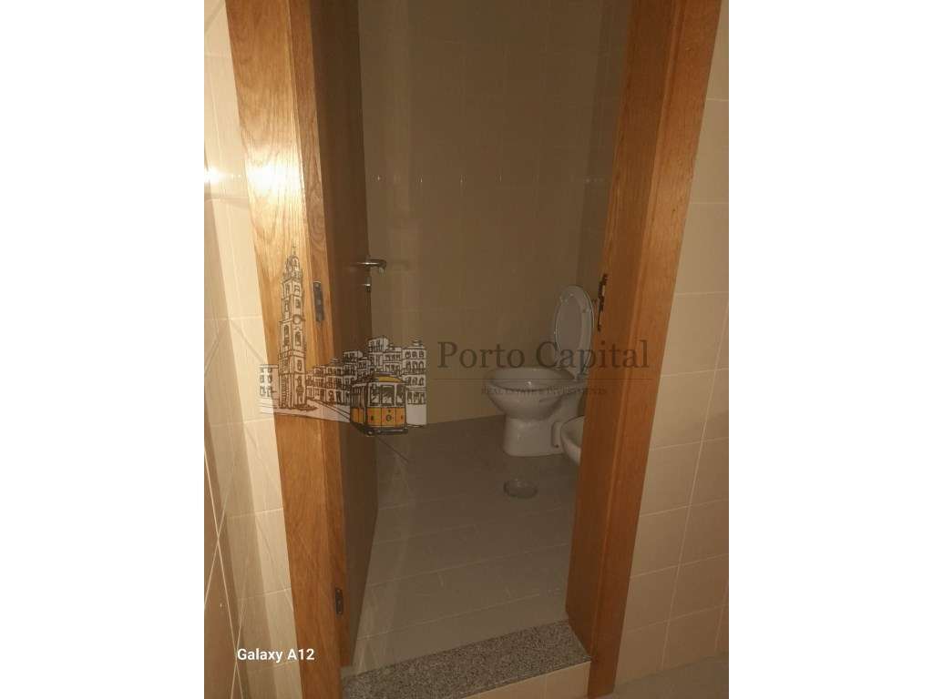 Excelente armazém junto ao Hospital Santo António - Grande imagem: 4/20