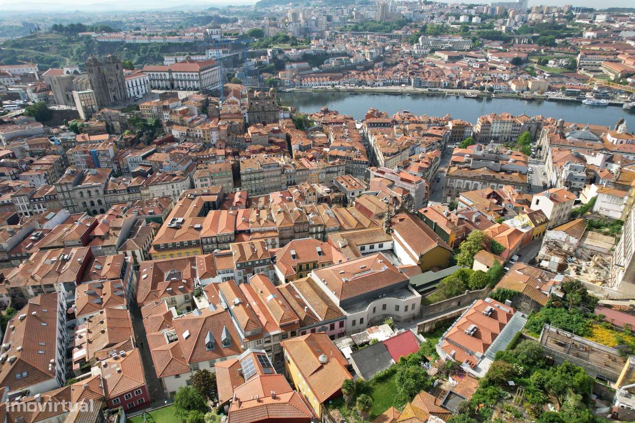 EXCLUSIVO T2 DUPLEX COM GARAGEM E VARANDA NO CORAÇÃO DA BAIXA DO PORTO-24