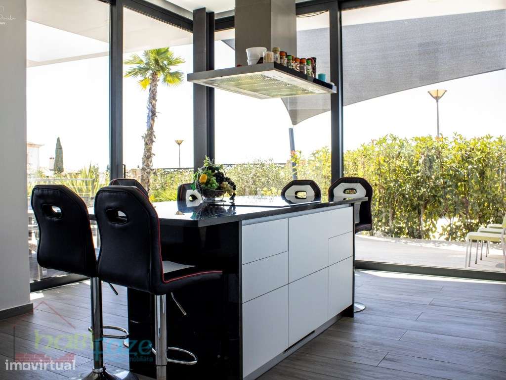 Vende-se Moradia de Luxo T5 com piscinas e Vista Mar-7