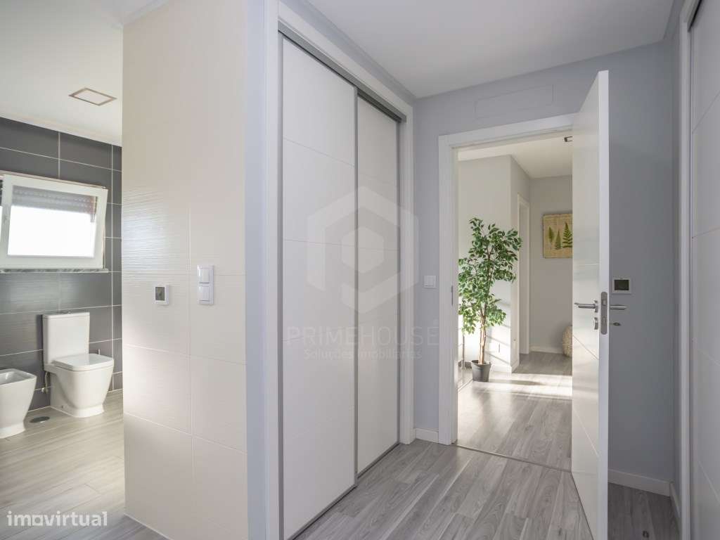 Moradia Isolada T4 com Piscina, Garagem e Acabamentos Premium-32