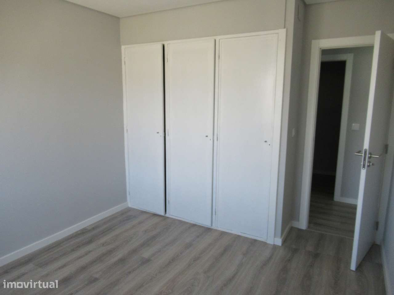 Apartamento T3 renovado na Cruz de Pau (Amora)-11