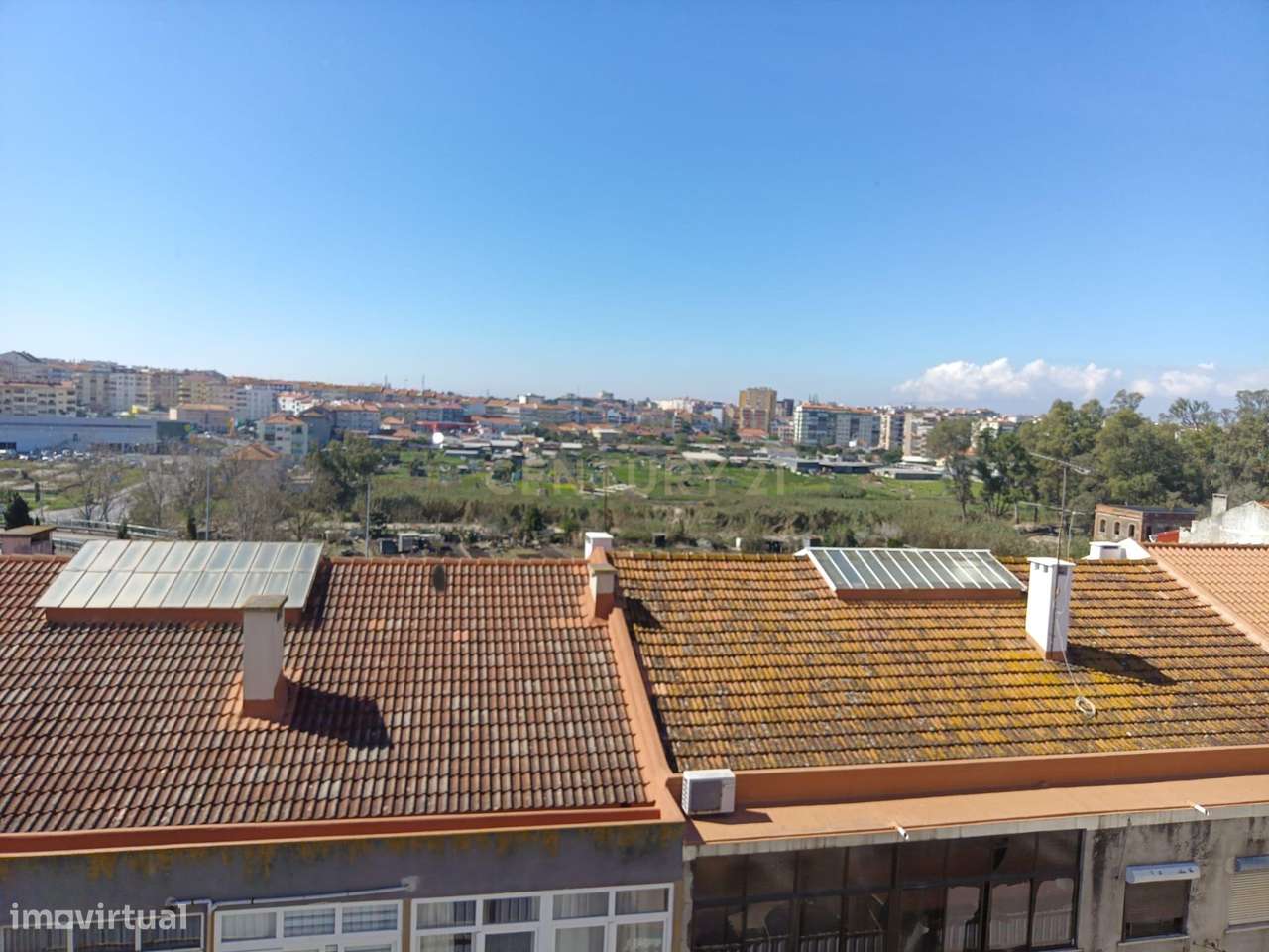 T3 com Sótão Amplo e Potencial para Duplex — Torre da Marinha-14