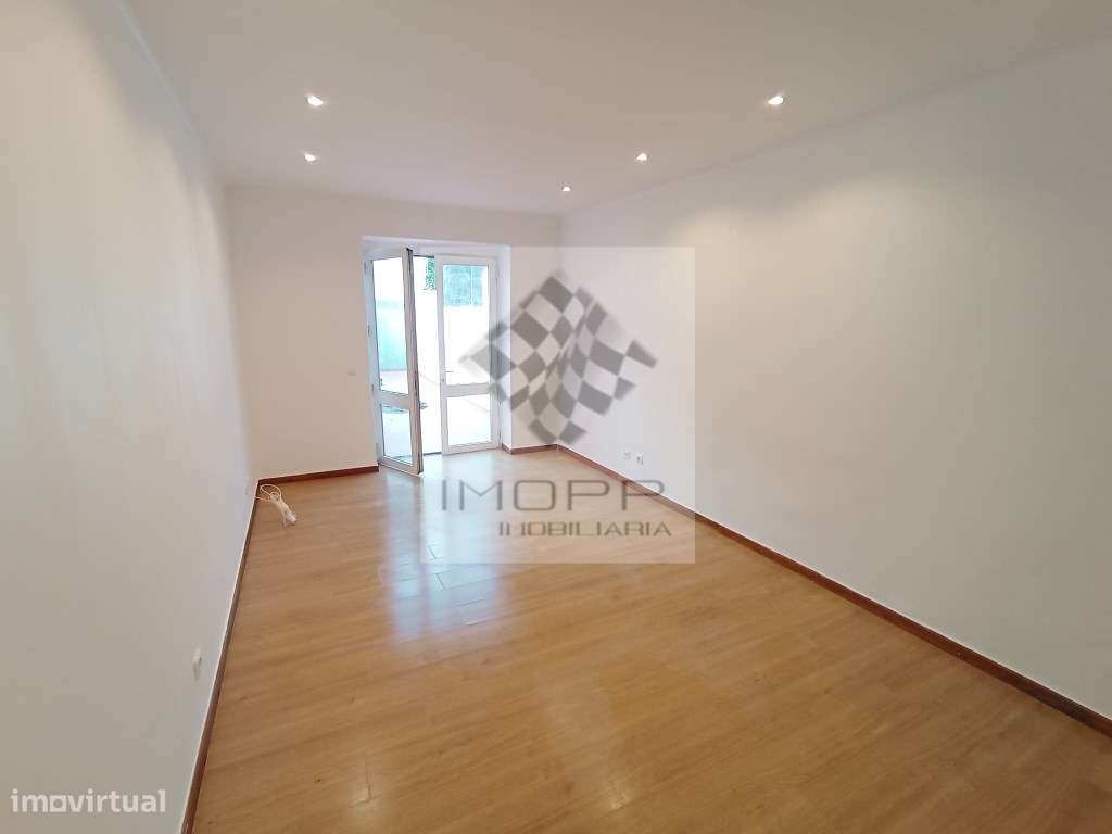 Espetacular T1 remodelado com logradouro em Benfica-11