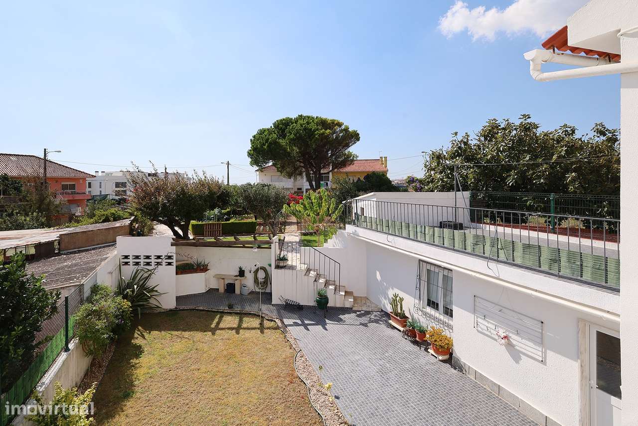 Moradia com duas fracções – Rentabilidade Imediata – Porto Salvo – Oei-31