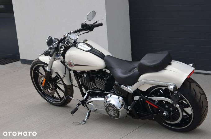 Harley-Davidson Softail Breakout - 32