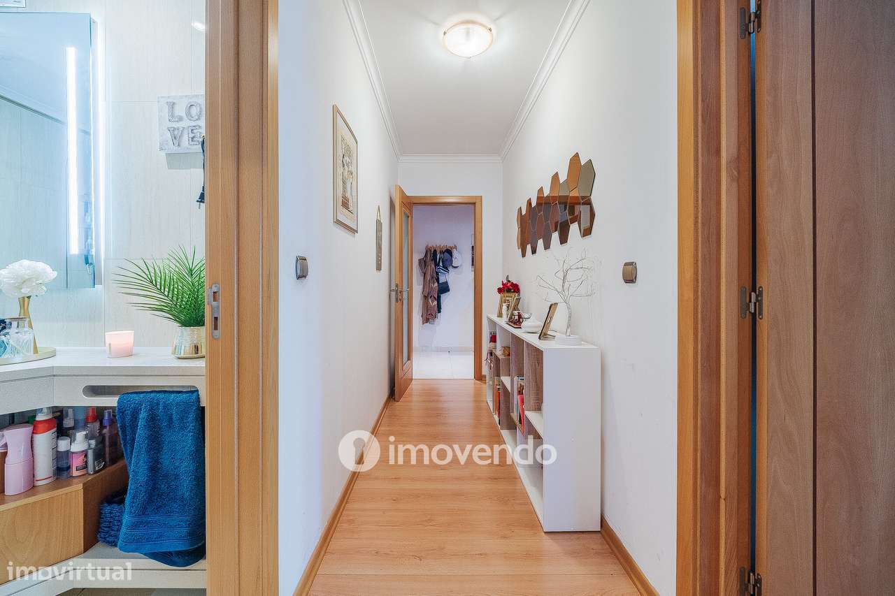 Apartamento T2 moderno, com garagem e varanda enorme, na Malvarosa-39
