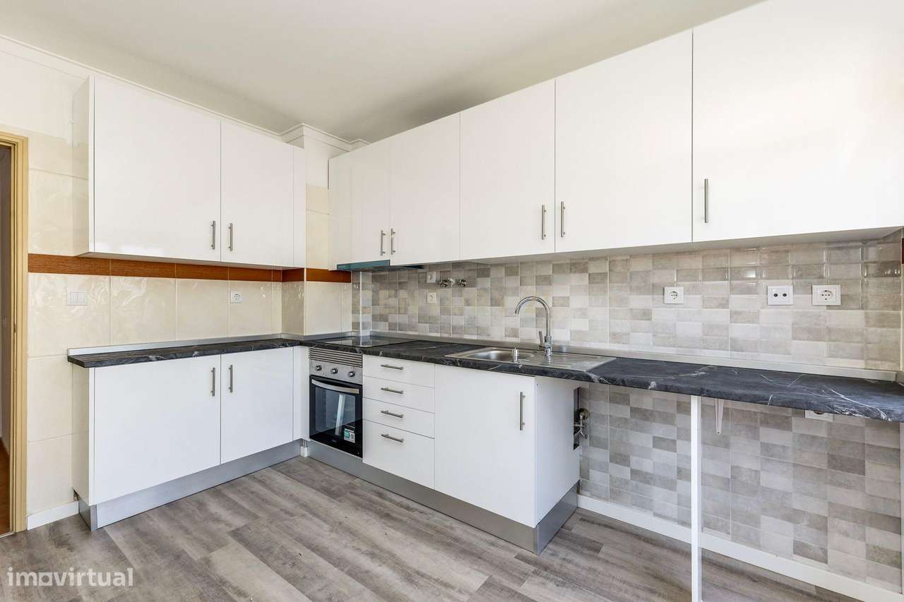 T2 RENOVADO NA SOBREDA COM VARANDA - Grande imagem: 3/27