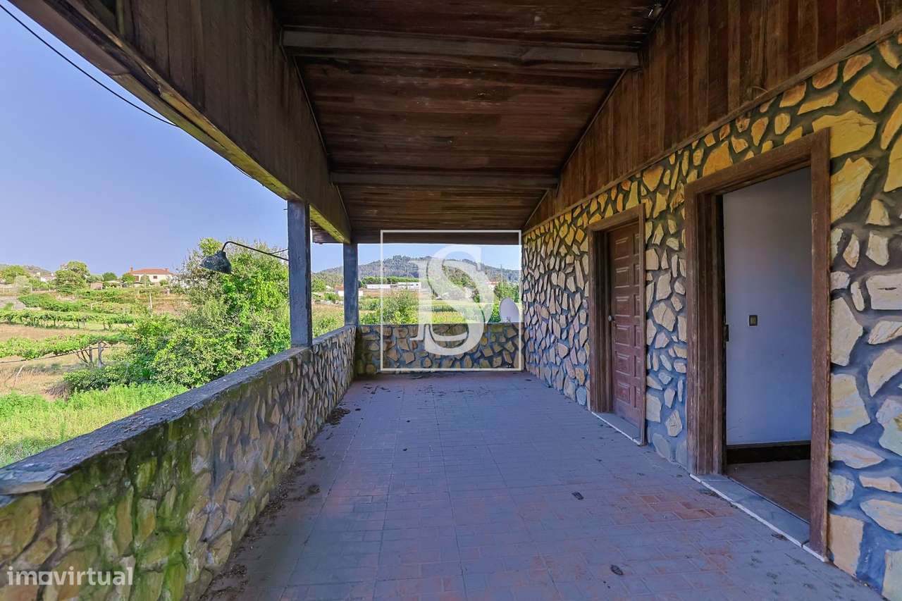 Moradia T4 c/ 376 m², jardim e riacho-5