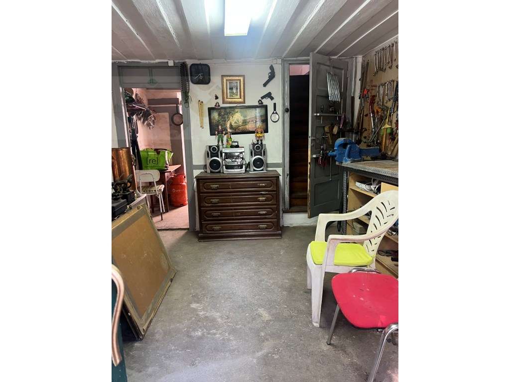 Moradia frente Monsanto, Excelente oportunidade, T2, por recuperar!-39