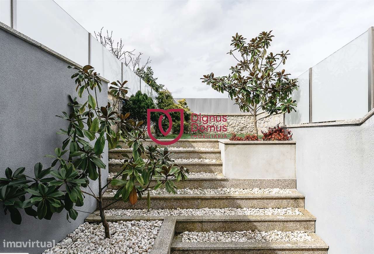 Duplex Renovado com Logradouro e Rendimento Garantido — Porto Centro-19